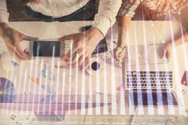 Birlikte çalışan kadın ve erkeğin çifte pozu ve finansal grafik hologramı çizimi. Pazar analizi konsepti. Bilgisayar arkaplanı. Üst Görünüm.