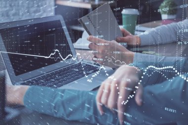 Kadın ve erkeğin birlikte çalıştığı çifte pozlama ve ön plan hologramı. İş konsepti. Bilgisayar arkaplanı.