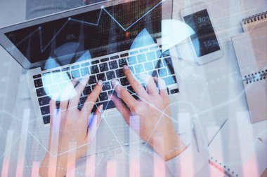 Bilgisayar ve ön x çizim hologramı üzerinde çalışan kadın elleri çift pozlama. Üst Manzara. Mali analiz kavramı.