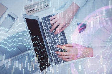 Bilgisayar ve ön grafik hologram çizimi üzerinde çalışan kadın elleri çift pozlama. Üst Manzara. Mali analiz kavramı.