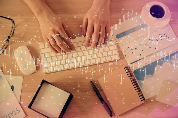 Multi exponering av män händer skriva över datorns tangentbord och forex graf hologram ritning. Högst upp. Begreppet finansmarknad. — Stockfoto