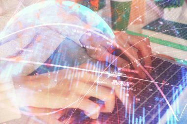 Bilgisayarda ve ön x grafik hologram çiziminde kadın eli yazarken çift pozlama. Borsa yatırım kavramı.