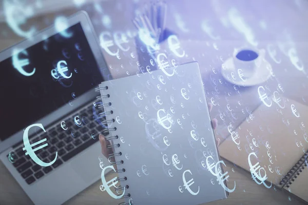 Doble exposición de las manos de la mujer de negocios escribiendo en la computadora y el dibujo del holograma gráfico de divisas. Concepto de análisis financiero. — Foto de Stock