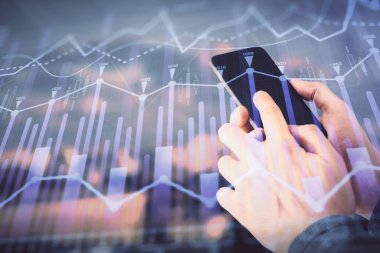 Erkeklerin el ele tutuşup dijital bir cihaz ve ön grafik çizimi kullanırken çift pozlama. Finansal piyasa kavramı.