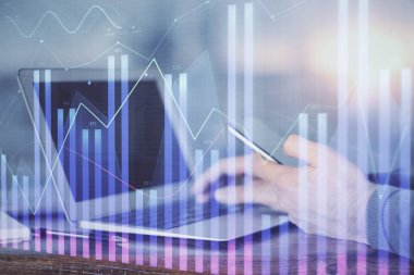 Erkeklerin el ele tutuşup dijital bir cihaz ve ön grafik çizimi kullanırken çift pozlama. Finansal piyasa kavramı.