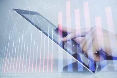 Erkeklerin el ele tutuşup dijital telefon ve forx grafik çizimleri kullanırken birden fazla pozlama. Finansal piyasa kavramı.