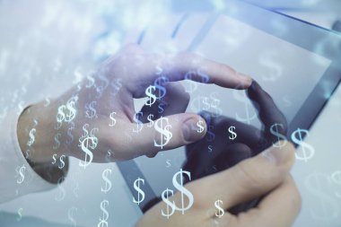 Bir adamın el ele tutuşup, telefon ve finansal çizim kullanırken birden fazla pozlama. Pazar analizi kavramı.