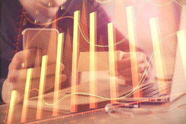 Bir adamın elini tutarken ve bir telefon ve finansal grafik çizimi kullanırken çift pozlama. Analiz kavramı.