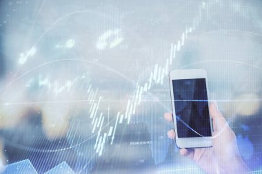 Ön x çizelgesine çift pozlama, hologram çizimi ve cep telefonu kullanan bir kadın. Borsa konsepti.