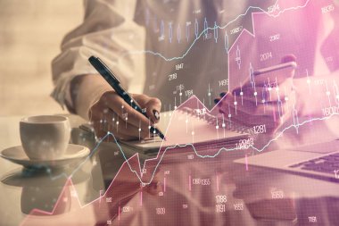Finansal grafik çizimine çifte maruz kalma hologram ve cep telefonu kullanan bir kadın. Borsa konsepti.
