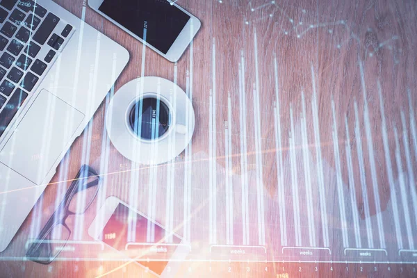 Masaüstü üzerinde telefonla finansal haritaya çoklu maruz kalma. Üst Manzara. Mobil ticaret platformu kavramı.