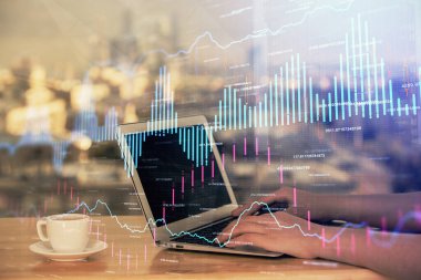 İş kadını ellerinin bilgisayar ve ön x çizelge hologramı çizimlerinde çifte pozlama. Mali analiz kavramı.