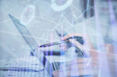 Bilgisayarda ve finansal grafik hologramında yazı yazan kadın ellerine çoklu maruz kalma. Borsa analizi kavramı.