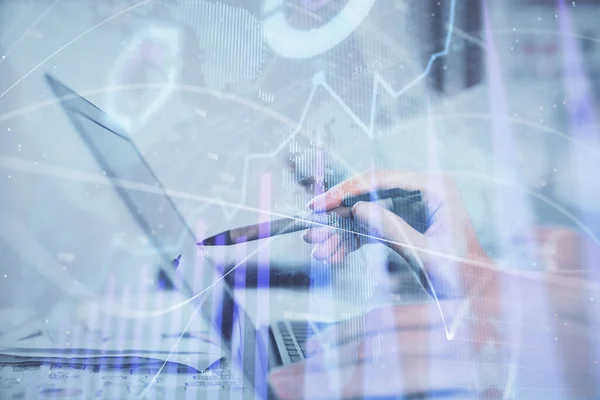 Multi exposición de las manos de la mujer escribiendo en el dibujo del holograma de la computadora y del gráfico financiero. Concepto de análisis bursátil. — Foto de Stock