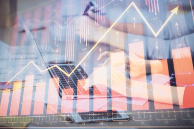 Bilgisayarda ve finansal grafik hologramında yazı yazan kadın ellerine çok maruz kalmış. Borsa analizi kavramı.