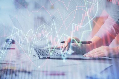Bilgisayarda ve finansal grafik hologramında yazı yazan kadın ellerine çok maruz kalmış. Borsa analizi kavramı.