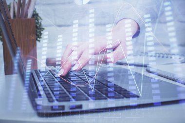 Bilgisayarda ve ön x grafik hologramında yazı yazan kadın ellerine çok maruz kalmış. Borsa analizi kavramı.