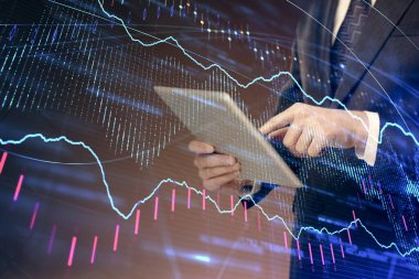 Erkeklerin el ele tutuşup dijital bir cihaz ve ön grafik çizimi kullanırken çift pozlama. Finansal piyasa kavramı.