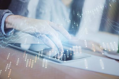 Önx grafik çizimine çifte maruz kalma ve kadın ve erkeğin birlikte çalışarak mobil bir cihaz kullanması. Ticaret konsepti.