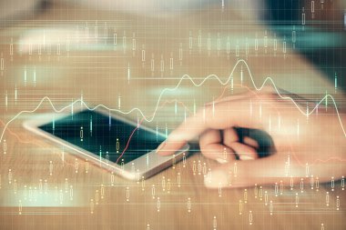 Ön x çizelgesine çift pozlama, hologram çizimi ve cep telefonu kullanan bir kadın. Finansal piyasa kavramı.