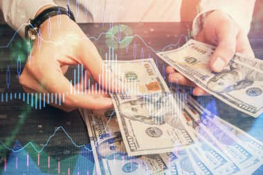Finansal grafiğe çoklu pozlama hologram, Amerikan dolarları ve insan eli. Analiz kavramı.
