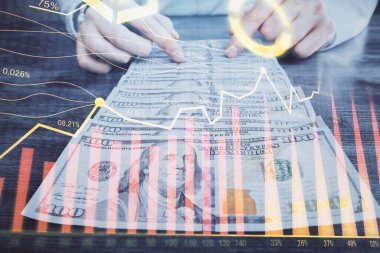 Forx grafiği, hologram, Amerikan dolarları ve insan eli çizimleri. Teknik Analiz kavramı.