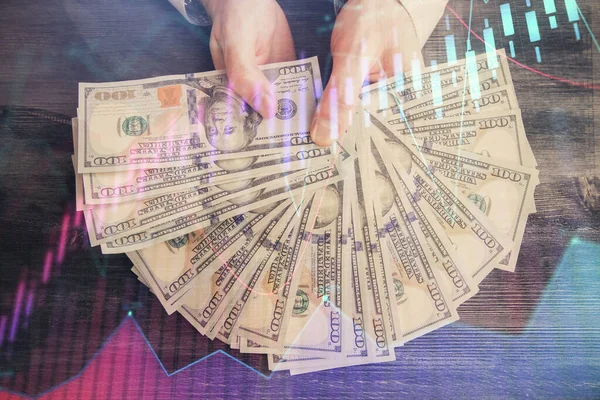 Finansal grafiğe çoklu pozlama hologram, Amerikan dolarları ve insan eli. Analiz kavramı. — Stok fotoğraf