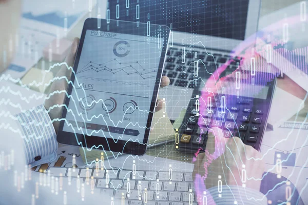 Doppelbelichtung von Menschenhänden, die ein digitales Gerät und eine Forex-Graphenzeichnung halten und verwenden. Finanzmarktkonzept. — Stockfoto