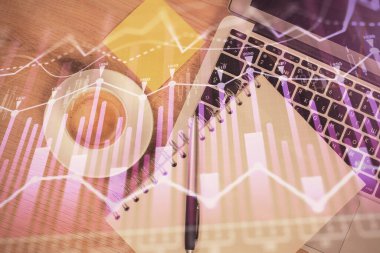 Bilgisayarla ön plan arkaplanını çizerken çift pozlama. Finansal araştırma ve analiz kavramı. Üst görünüm.