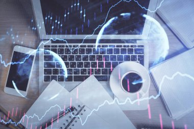 Borsa tablosu ve masa arkasındaki en iyi görüntü bilgisayarı. Çifte maruziyet. Mali analiz kavramı.