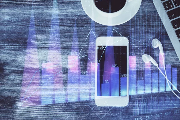 Doble exposición del holograma gráfico de divisas sobre el escritorio con el teléfono. Vista superior. Concepto de plataforma de comercio móvil. —  Fotos de Stock