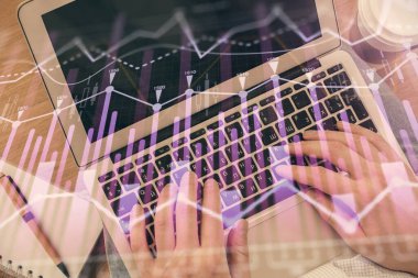 Erkeklerin ellerinin bilgisayar klavyesini ve ön grafik hologram çizimlerini yazarken çifte pozlama. Üst Manzara. Finans piyasası kavramı.