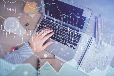 Erkeklerin ellerinin bilgisayar klavyesini ve ön grafik hologram çizimlerini yazarken çifte pozlama. Üst Manzara. Finans piyasası kavramı.