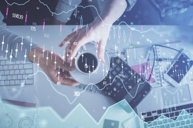 Birlikte çalışan kadın ve erkeğin çifte pozu ve finansal grafik hologramı çizimi. Pazar analizi konsepti. Bilgisayar arkaplanı. Üst Görünüm.