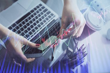 İşkadını ellerinin bilgisayar ve finansal grafik hologramı çizimlerinde çifte pozlama. Borsa analizi kavramı.