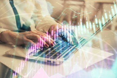 Bilgisayarda ve finansal grafik hologramında yazı yazan kadın ellerine çoklu maruz kalma. Borsa analizi kavramı.