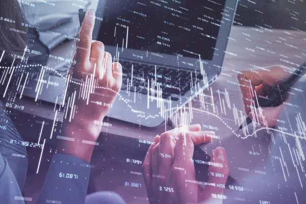 Dubbel exponering av man och kvinna som arbetar tillsammans och forex diagram hologram. Affärsidé. Datorbakgrund. — Stockfoto