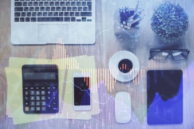 Masaüstünde telefonlu ön x grafik hologramına çift pozlama. Üst Manzara. Mobil ticaret platformu kavramı.