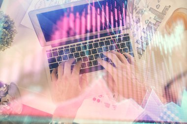 Dizüstü bilgisayar klavyesini ve ön x çizim hologramını yazarken çift pozlama. Üst Manzara. Finans piyasası kavramı.