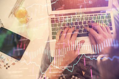 Dizüstü bilgisayar klavyesini ve ön x çizim hologramını yazarken çift pozlama. Üst Manzara. Finans piyasası kavramı.