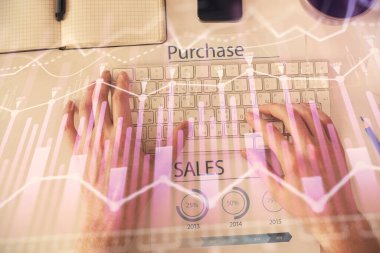 Dizüstü bilgisayar klavyesini ve ön x çizim hologramını yazarken çift pozlama. Üst Manzara. Finans piyasası kavramı.