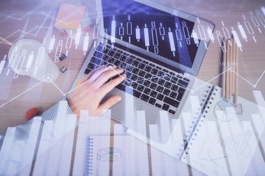 Erkeklerin ellerinin bilgisayar klavyesini ve ön grafik hologram çizimlerini yazarken çifte pozlama. Üst Manzara. Finans piyasası kavramı.