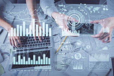 Kadın ve erkeğin birlikte çalıştığı çoklu pozlama ve grafik hologramı çizimi. Finansal analiz konsepti. Bilgisayar arkaplanı. Üst Görünüm.