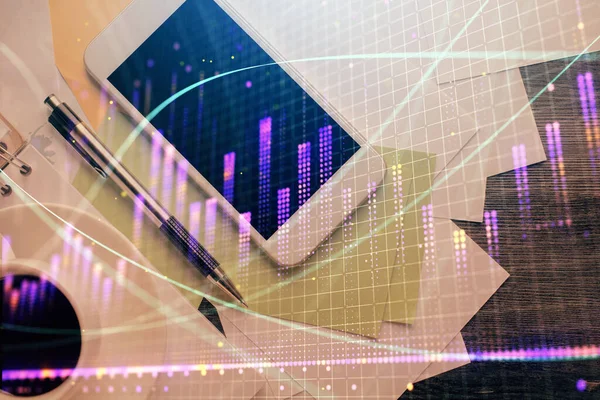 Multi exposição de gráfico forex holograma sobre a área de trabalho com telefone. Vista superior. Conceito de plataforma de comércio móvel. — Fotografia de Stock