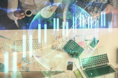 Birlikte çalışan kadın ve erkeğin çifte pozu ve finansal grafik hologramı çizimi. Pazar analizi konsepti. Bilgisayar arkaplanı. Üst Görünüm.