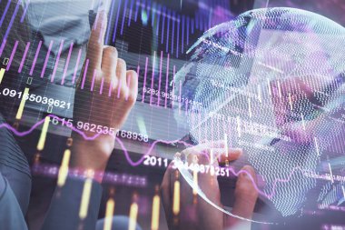 Kadın ve erkeğin birlikte çalıştığı çifte pozlama ve ön plan hologramı. İş konsepti. Bilgisayar arkaplanı.