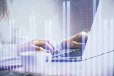 Bilgisayar ve ön grafik hologram çizimi üzerinde çalışan kadın elleri çift pozlama. Mali analiz kavramı.