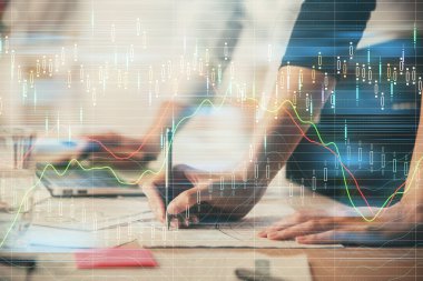 Bilgisayarda ve finansal grafik hologramında yazı yazan kadın ellerine çok maruz kalmış. Borsa analizi kavramı.