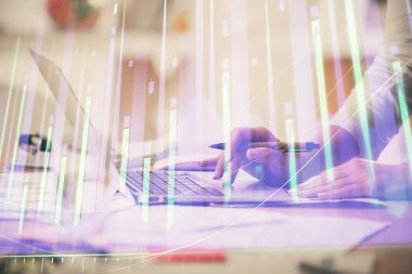Bilgisayarda ve ön x grafik hologram çiziminde kadın eli yazarken çift pozlama. Borsa yatırım kavramı.