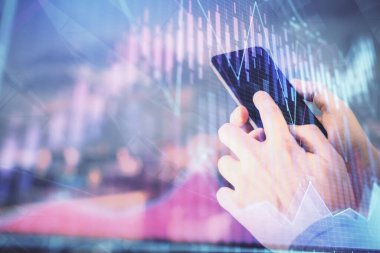 Erkeklerin el ele tutuşup dijital bir cihaz ve ön grafik çizimi kullanırken çift pozlama. Finansal piyasa kavramı.